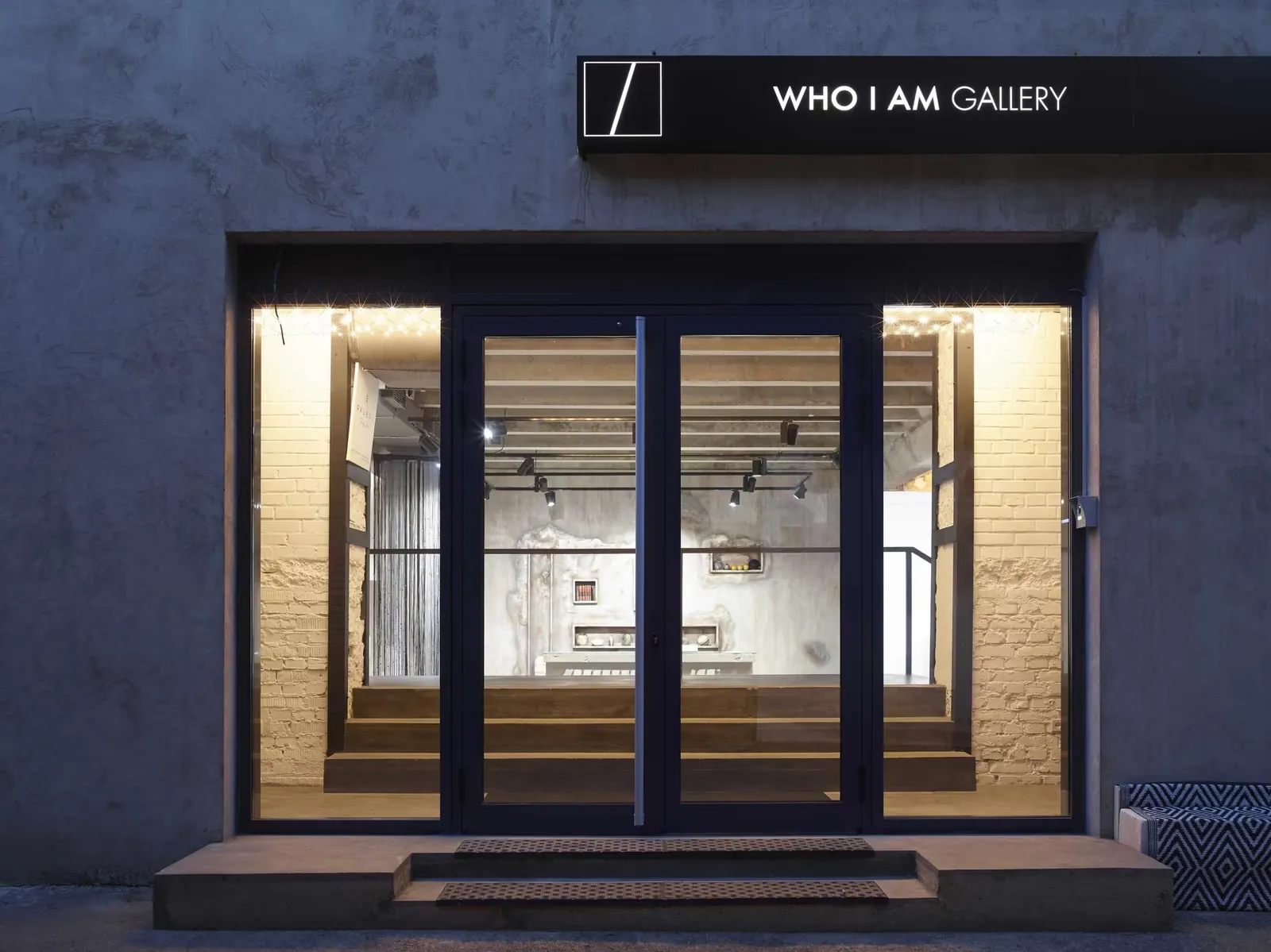 Фасад WHO I AM Gallery
